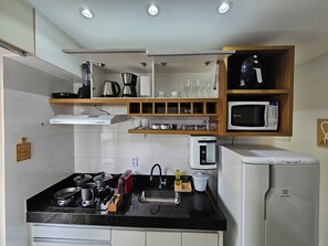 Fridge, microwave, stovetop, coffee/tea maker - Beautiful 2 bedroom flat on the corner of Flamboyant Shopping (Vila Maria Jose Goiânia)