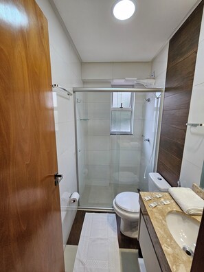 Shower, hair dryer, bidet, towels