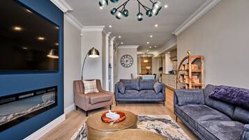 Smart TV, chimenea, futbolito, libros