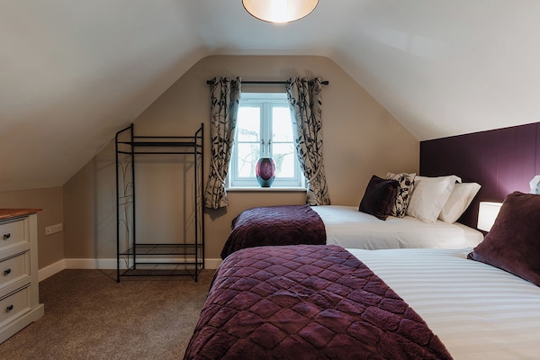 Twin bedroom | Copper Beech Cottage, Welshpool