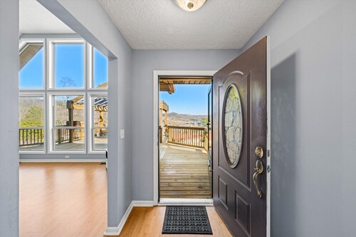 Lakeview GEM with boat slip 3 bedrooms sleeps10