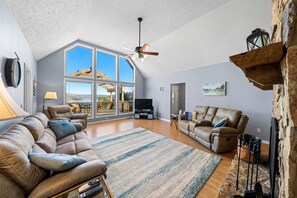 Smart-TV, DVD-spiller og bøker