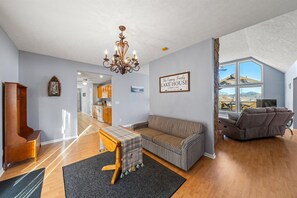 Smart-TV, DVD-spiller og bøker