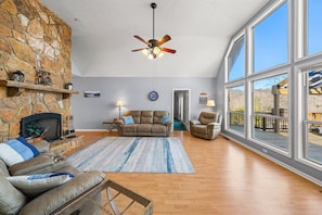Smart TV, DVD player, books - Lakeview GEM with boat slip 3 bedrooms sleeps10|private slip (Lafollette)
