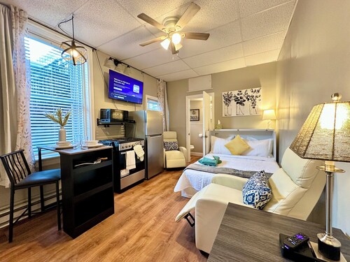 Midtown Studio w/ Bath & Kitchen- Walk To Restaurants & Nightlife!