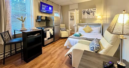 Midtown Studio w/ Bath & Kitchen- Walk To Restaurants & Nightlife!