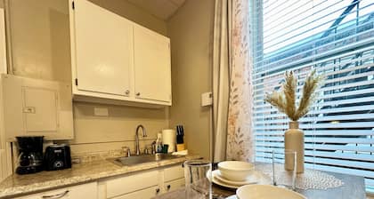 Midtown Studio w/ Bath & Kitchen- Walk To Restaurants & Nightlife!