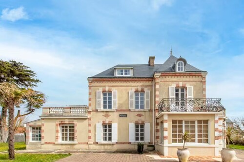 Exceptional residence 80 metres from the beach