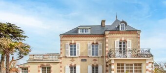 Exceptional residence 80 metres from the beach