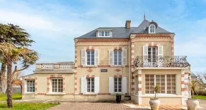 Exceptional residence 80 metres from the beach