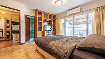 4 bedrooms, iron/ironing board, WiFi