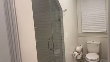 Doccia, asciugacapelli, asciugamani, sapone