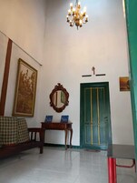 Superior Room, 1 Queen Bed | Living area