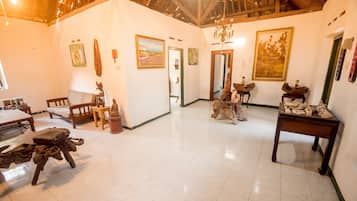 Habitación doble superior, 1 cama Queen size | Área de sala de estar