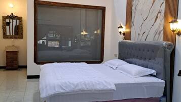 Classic Studio Suite, 1 King Bed | Bed sheets