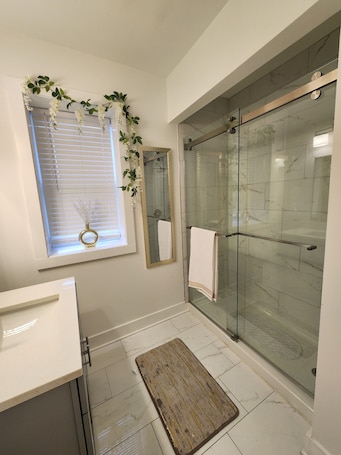 Towels, soap, toilet paper. Charming 1-bedroom apartment in Detroit with AC, WiFi