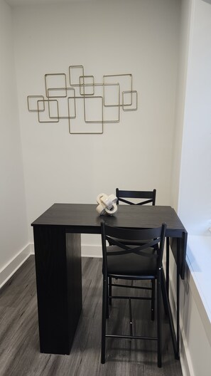 Dining - Charming 1-bedroom apartment in  Detroit with AC, WiFi (Detroit)