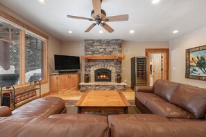 Télévision, cheminée, lecteur de DVD