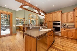 ثلاجة، ميكروويف، فرن، موقد طهي مسطح