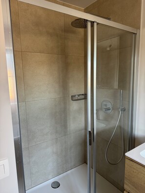 Dusche, Haartrockner, Handtücher, Seife