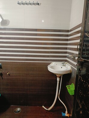 Douche, serviettes fournies, savon