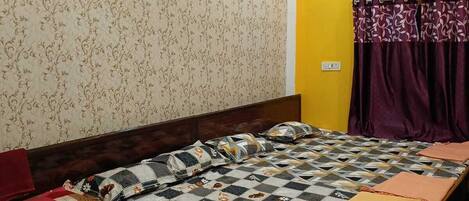 4 bedrooms, desk, WiFi