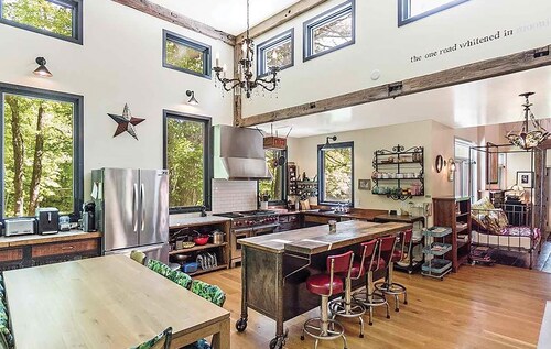 8-bedroom house & barn boardering the Catskill Mountain Preserve and family farm