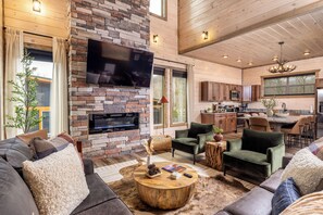 Una Smart TV, videojuegos, un reproductor de DVD, una videoteca