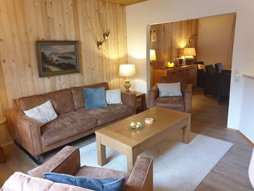 Haus für 8 Personen. 5 Schlafzimmern, 2 Bädern, 3 Toiletten mit Garage/Garten .