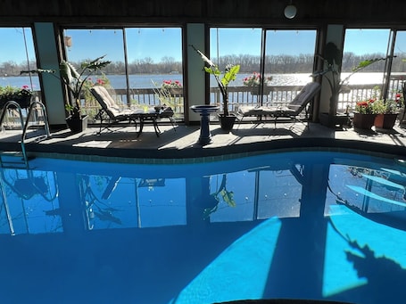 Pool. Spacious room in Tudor home overlooking the Maumee river near Metro Parks. Wifi
