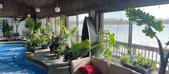 Spacious room in Tudor home overlooking the Maumee river near Metro Parks. Wifi