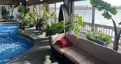 Spacious room in Tudor home overlooking the Maumee river near Metro Parks. Wifi
