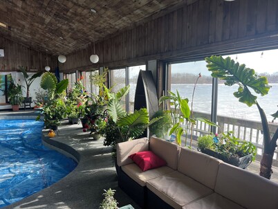 Spacious room in Tudor home overlooking the Maumee river near Metro Parks. Wifi