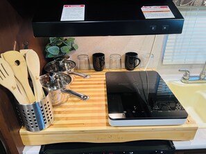 Private kitchen - Cozy RV in enjoyable Orlando with AC, WiFi (Orlando)