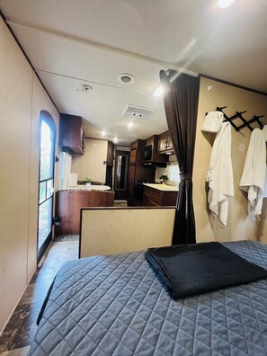 1 bedroom, WiFi - Cozy RV in enjoyable Orlando with AC, WiFi (Orlando)