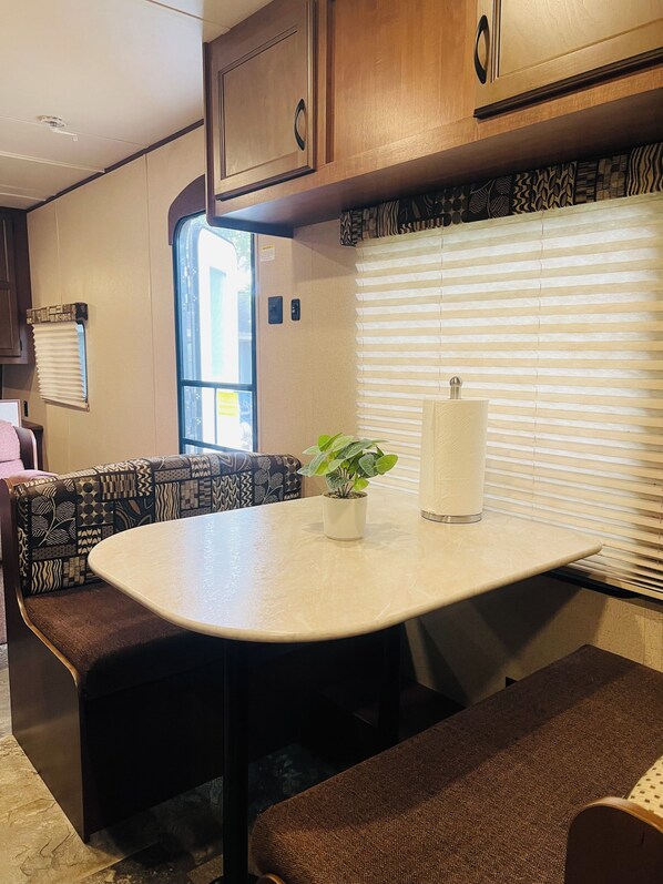 Dining - Cozy RV in enjoyable Orlando with AC, WiFi (Orlando)