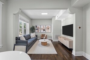 Smart TV - Stunning New Renovation 1BR/1BA in Andersonville (Chicago)