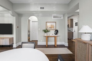 Interior - Stunning New Renovation 1BR/1BA in Andersonville (Chicago)