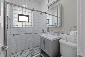 Shower, hair dryer, towels, soap - Guest Favorite Newly Renovated with In Unit Laundry (Chicago)
