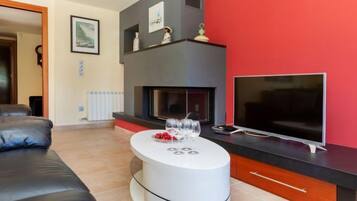 House, 5 Bedrooms, Terrace | Living area