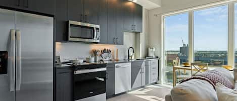 Réfrigérateur, micro-ondes, four, lave-vaisselle