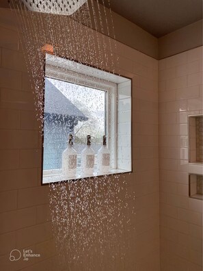 Dusche, umweltfreundliche Kosmetikartikel, Haartrockner, Handtücher