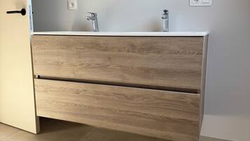 Douche, séchoir à cheveux, serviettes fournies, savon