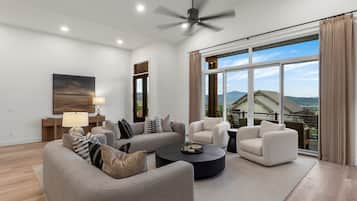 Een smart-tv en een open haard