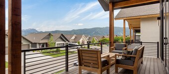 Brand New Custom 7-bedroom 6-Bath Home with Lake and Mountain Views!