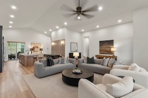 Smart TV, fireplace