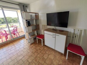 Interior - Air-conditioned studio cabin, pool, sleeps 4, lagoon view, Cap d'Agde (Cap d'Agde)