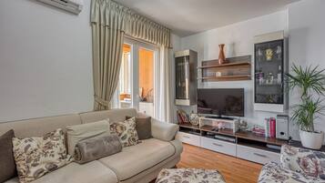 Standard Apartment, 1 Bedroom (Apartment Kaya) | Living area | 21-inch Smart TV with cable channels