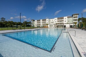 Una piscina rectangular con agua cristalina y un borde de baldosas.