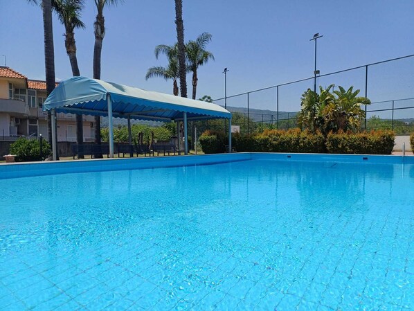 Una piscina al aire libre